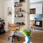 Charming & Bright Apartment With Rolling Balcony