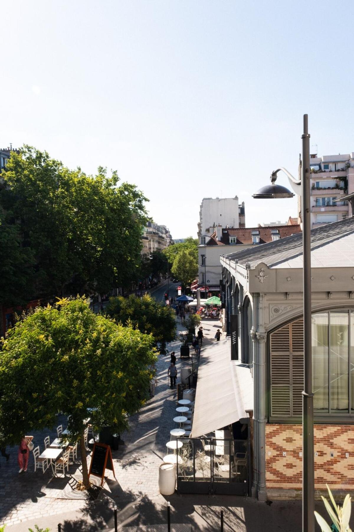Charming & Bright With Rolling Balcony *